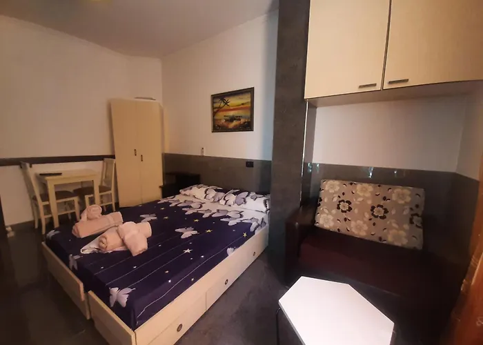 Lovely And Quite Apt. 地拉那